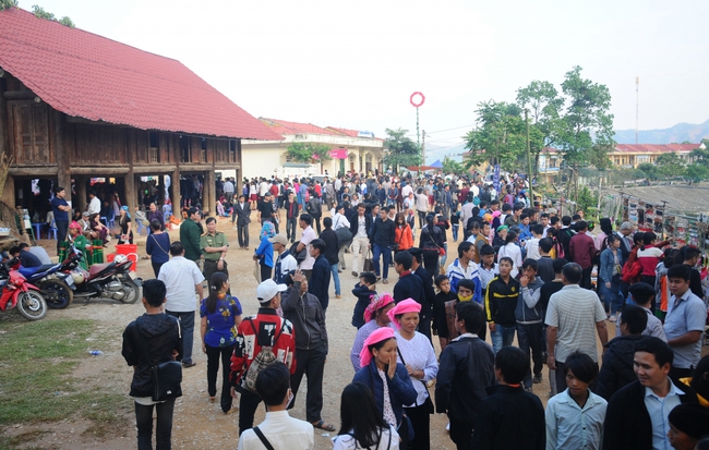 Hà Giang tái khởi động Lễ hội Chợ Phong lưu Khâu Vai sau hai năm gián đoạn - Ảnh 1.