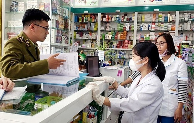 Thừa Thiên Huế: Xử phạt 3 cơ sở bán thuốc điều trị Covid-19 chưa được cấp phép, siết chặt việc niêm yết giá, xử lý trục lợi - Ảnh 2.