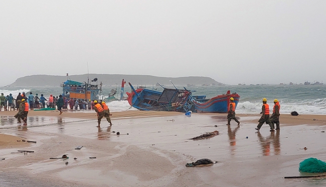Phú Yên: Sóng lớn đánh chìm, hư hỏng hơn 50 tàu cá - Ảnh 2.