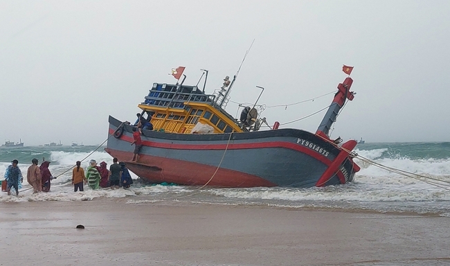 Phú Yên: Sóng lớn đánh chìm, hư hỏng hơn 50 tàu cá - Ảnh 1.