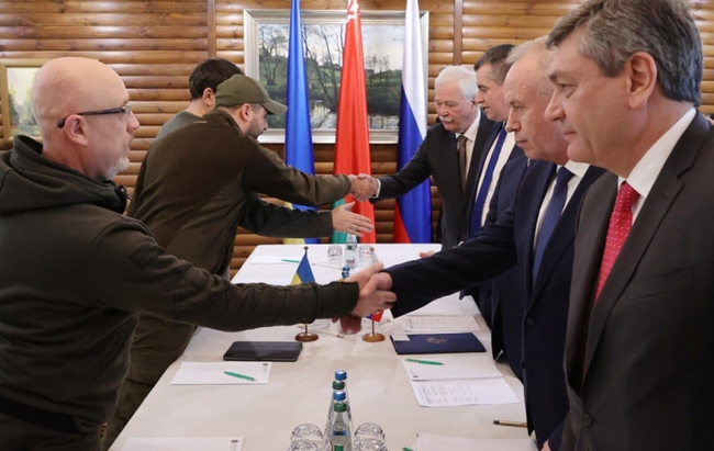 Nga và Ukraine đã đồng ý về hành lang nhân đạo và khả năng ngừng bắn - Ảnh 2.