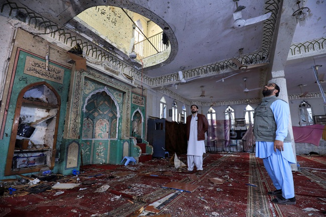 IS nhận trách nhiệm về vụ đánh bom liều chết đẫm máu ở Pakistan - Ảnh 2.