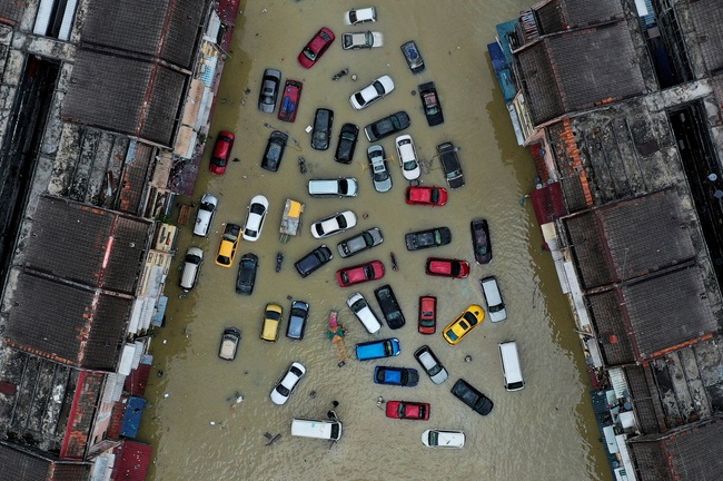 Mưa lớn gây ngập lụt nghiêm trọng tại thủ đô của Malaysia - Ảnh 1.