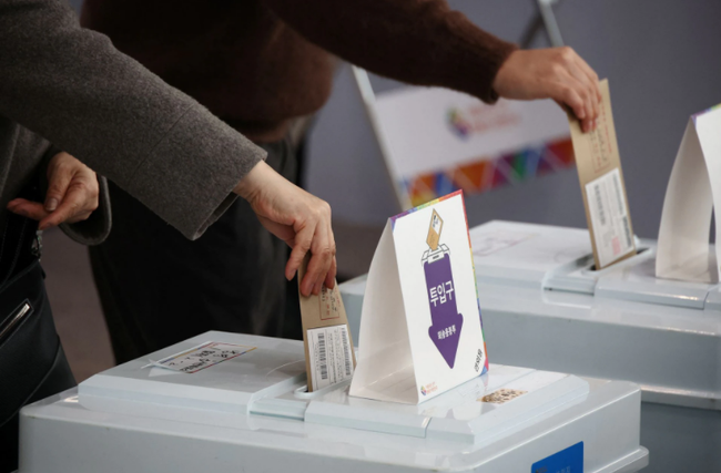 Cử tri Hàn Quốc đi bỏ phiếu trong ngày bầu cử tổng thống chính thức - Ảnh 1.