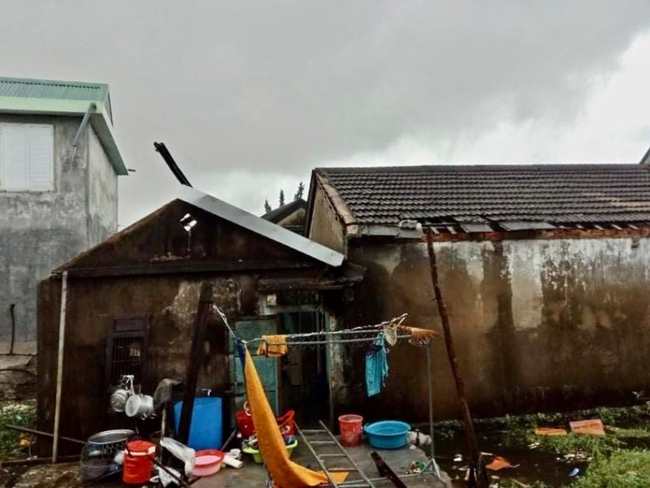 Thừa Thiên Huế: Lốc xoáy làm 27 ngôi nhà tốc mái, 4 người bị thương - Ảnh 1.