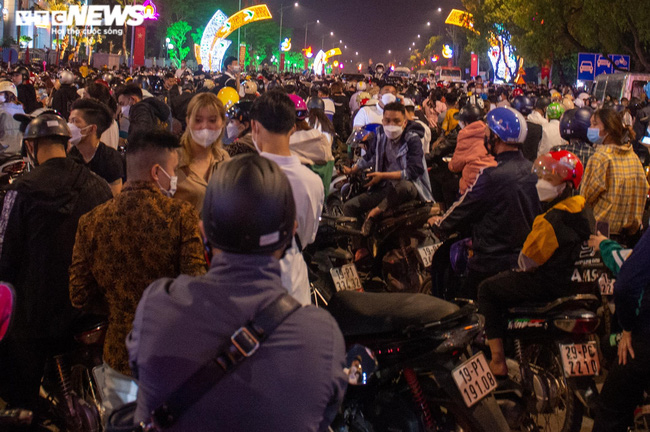 Vạn người đổ về xem pháo hoa, giao thông ở TP Việt Trì tắc nghẽn kéo dài - Ảnh 3.