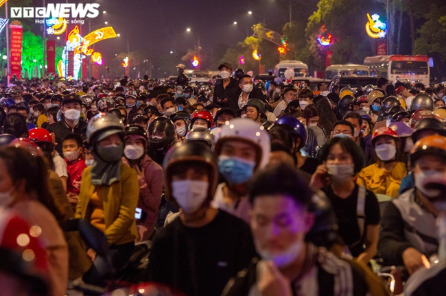 Vạn người đổ về xem pháo hoa, giao thông ở TP Việt Trì tắc nghẽn kéo dài - Ảnh 2.