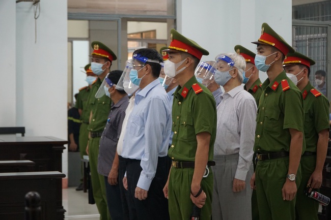 2 cựu Chủ tịch UBND tỉnh Khánh Hòa bị tuyên phạt tổng cộng 10 năm tù - Ảnh 1.