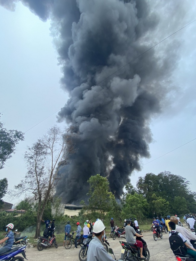 Bình Định: Dập tắt đám cháy lớn tại công ty Tấn Phát - Ảnh 1.