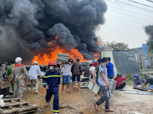 Bình Định: Dập tắt đám cháy lớn tại công ty Tấn Phát - Ảnh 2.