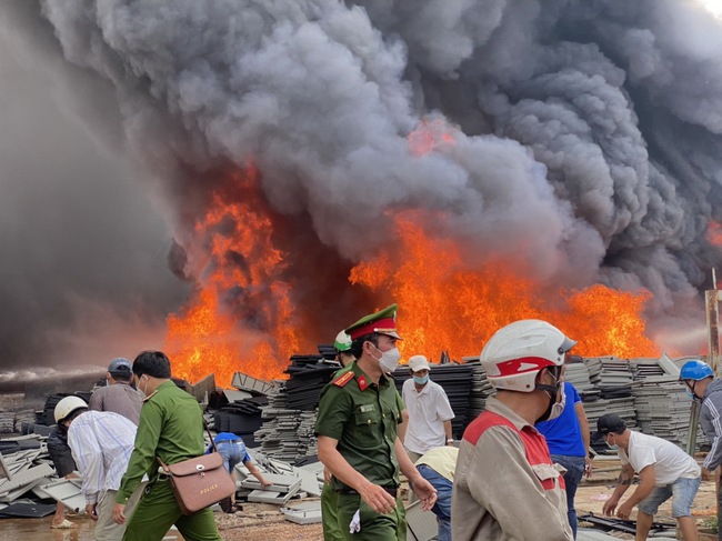 Bình Định: Dập tắt đám cháy lớn tại công ty Tấn Phát - Ảnh 3.