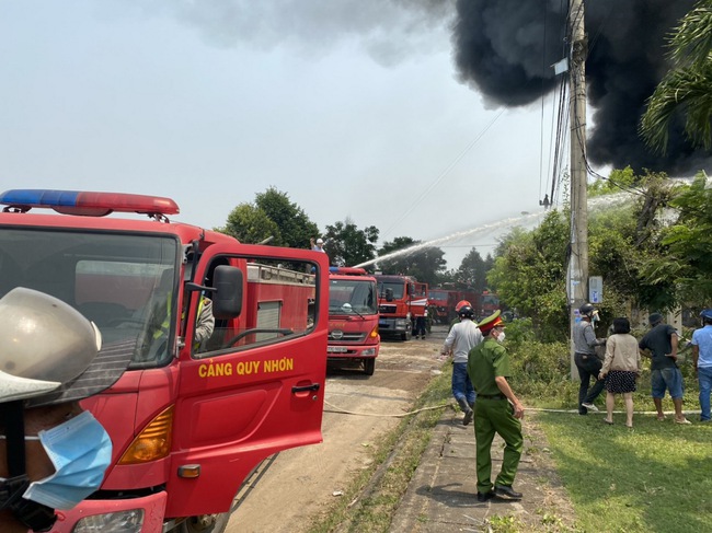 Bình Định: Dập tắt đám cháy lớn tại công ty Tấn Phát - Ảnh 4.