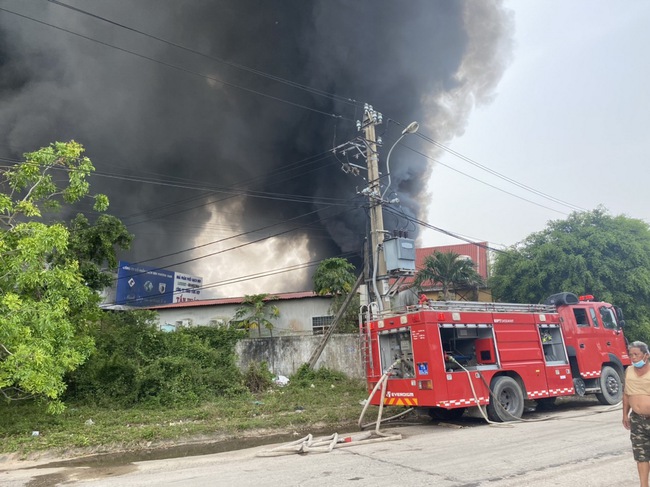 Bình Định: Dập tắt đám cháy lớn tại công ty Tấn Phát - Ảnh 8.