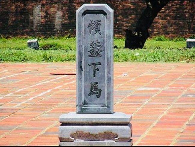 Thừa Thiên Huế: Bia 'Khuynh cái hạ mã' tại di tích Phu Văn Lâu bị gãy vỡ - Ảnh 3.