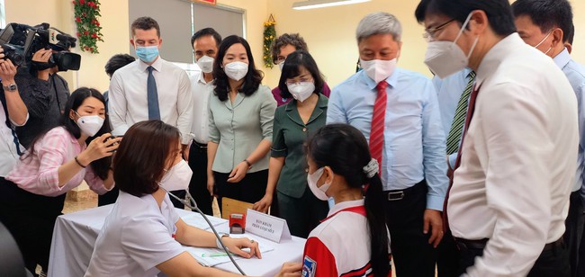 Quảng Ninh: Gần 150 học sinh lớp 6 đầu tiên của cả nước được tiêm vaccine Covid-19 - Ảnh 3.