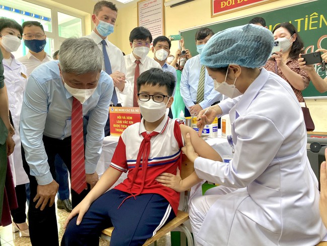 Quảng Ninh: Gần 150 học sinh lớp 6 đầu tiên của cả nước được tiêm vaccine Covid-19 - Ảnh 4.
