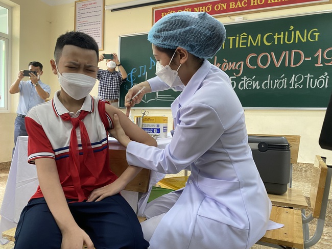 Quảng Ninh: Gần 150 học sinh lớp 6 đầu tiên của cả nước được tiêm vaccine Covid-19 - Ảnh 5.