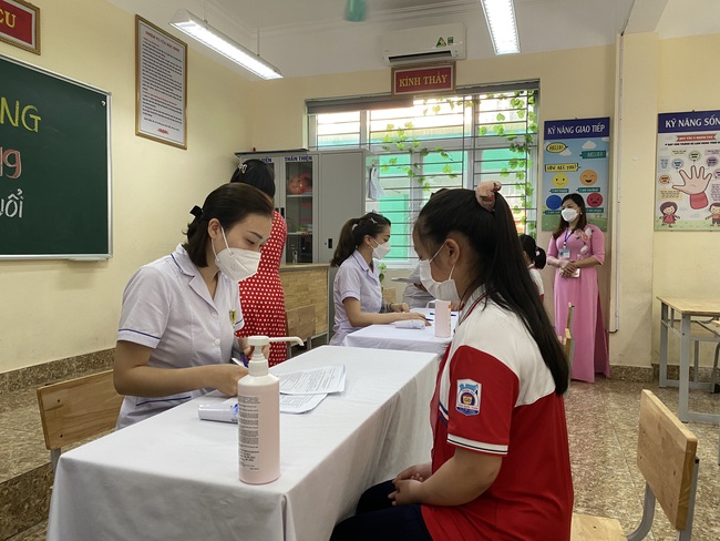 Quảng Ninh: Gần 150 học sinh lớp 6 đầu tiên của cả nước được tiêm vaccine Covid-19 - Ảnh 6.