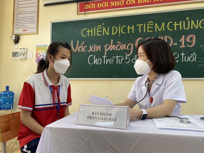 Quảng Ninh: Gần 150 học sinh lớp 6 đầu tiên của cả nước được tiêm vaccine Covid-19 - Ảnh 7.