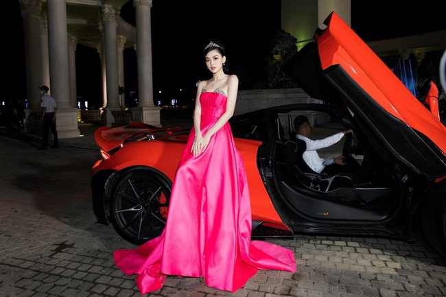 Hai nàng Hoa hậu xuất hiện lộng lẫy bên siêu xe thể thao cổ điển Morgan chiếm trọn mọi ánh nhìn tại Vietnam Beauty Fashion Fest - Ảnh 7.