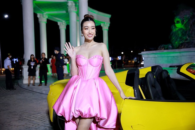 Hai nàng Hoa hậu xuất hiện lộng lẫy bên siêu xe thể thao cổ điển Morgan chiếm trọn mọi ánh nhìn tại Vietnam Beauty Fashion Fest - Ảnh 4.