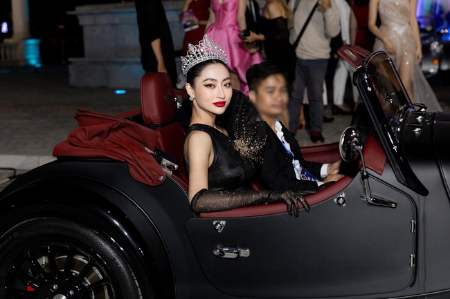 Hai nàng Hoa hậu xuất hiện lộng lẫy bên siêu xe thể thao cổ điển Morgan chiếm trọn mọi ánh nhìn tại Vietnam Beauty Fashion Fest - Ảnh 3.