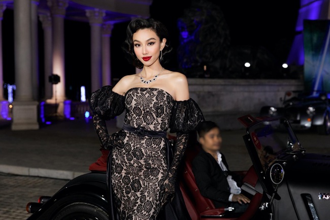 Hai nàng Hoa hậu xuất hiện lộng lẫy bên siêu xe thể thao cổ điển Morgan chiếm trọn mọi ánh nhìn tại Vietnam Beauty Fashion Fest - Ảnh 1.