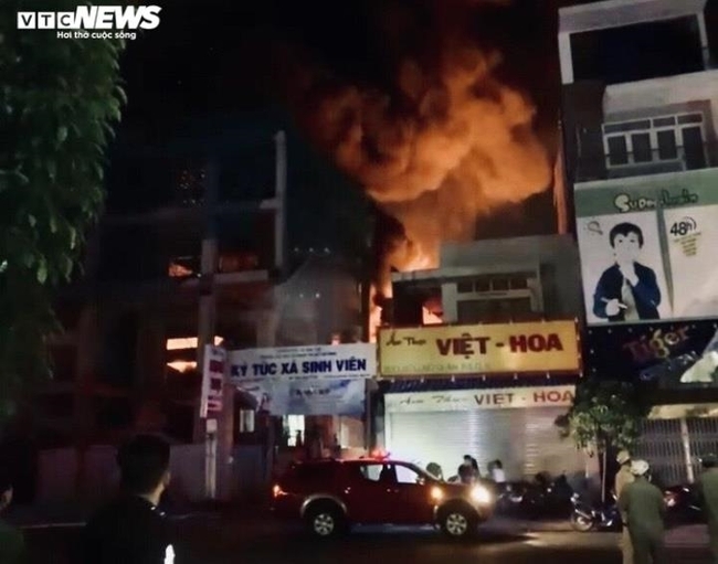 Cháy lớn kho hàng gần ký túc xá Đại học Sư phạm Thành phố Hồ Chí Minh - Ảnh 1.