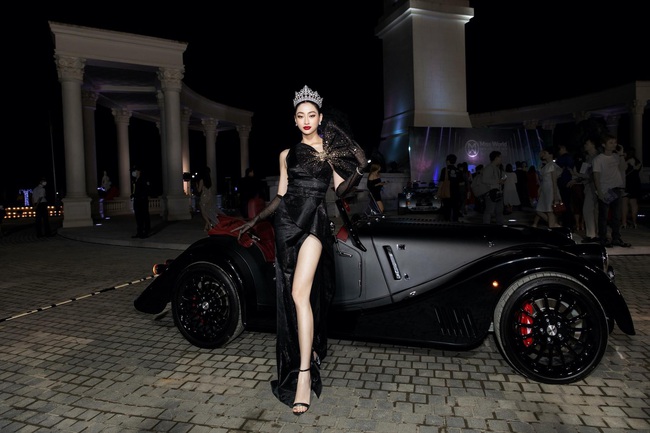 Hai nàng Hoa hậu xuất hiện lộng lẫy bên siêu xe thể thao cổ điển Morgan chiếm trọn mọi ánh nhìn tại Vietnam Beauty Fashion Fest - Ảnh 2.