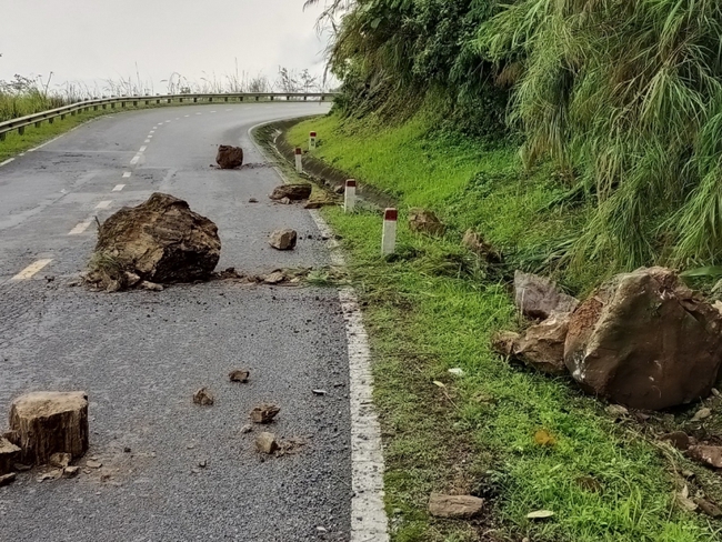 Điện Biên: Nhiều điểm đá rơi nguy hiểm trên Quốc lộ 279, đoạn qua đèo Tằng Quái - Ảnh 1.