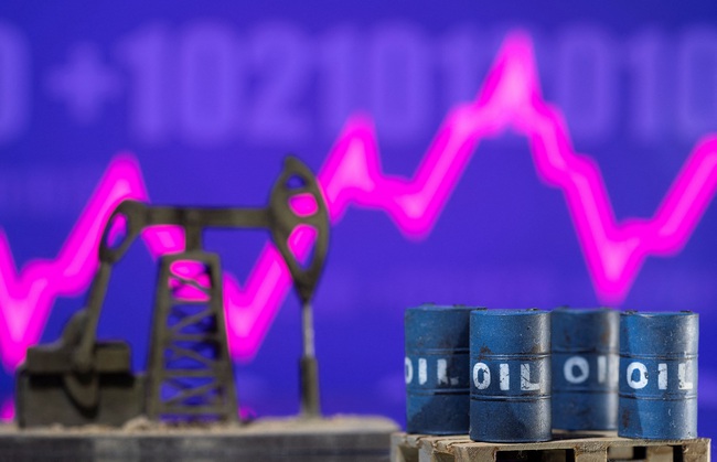 Giá dầu thô bật tăng mạnh, dẫn đầu thị trường hàng hóa - Ảnh 1.