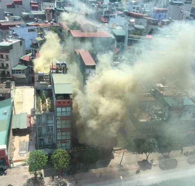 Hà Nội: Dập tắt đám cháy ở đường Nguyễn Hoàng - Ảnh 1.