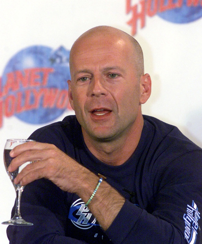 Tài tử Bruce Willis giải nghệ vì mắc chứng mất ngôn ngữ - Ảnh 1.