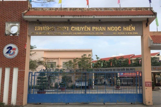 Vụ Phó Hiệu trưởng 'bắt' học sinh ăn thức ăn đã bỏ vào thùng rác: UBND tỉnh Cà Mau yêu cầu báo cáo trước ngày 28/4 - Ảnh 1.