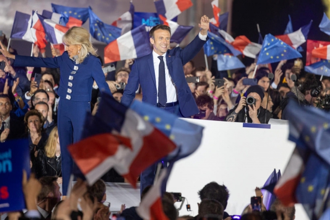 Thắng cách biệt bà Le Pen, ông Emmanuel Macron tái đắc cử Tổng thống Pháp - Ảnh 1.