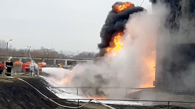 Hỏa hoạn tại kho chứa dầu mỏ ở vùng Bryansk của Nga - Ảnh 1.