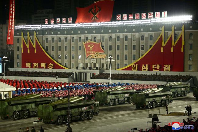 Triều Tiên tổ chức duyệt binh nhân kỷ niệm 90 năm Ngày thành lập quân đội - Ảnh 1.