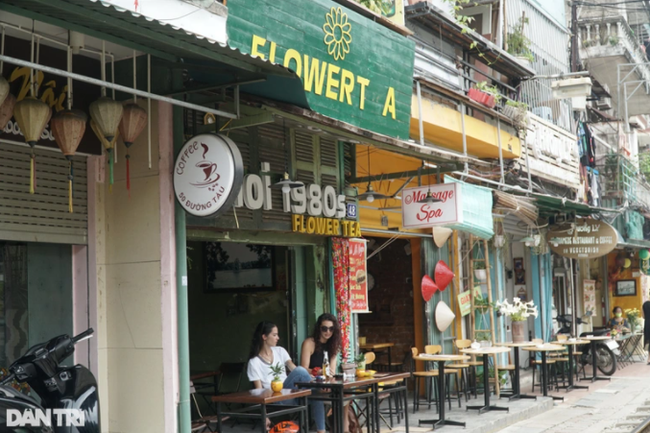 Phố cà phê đường tàu ở Hà Nội mở cửa trở lại - Ảnh 2.