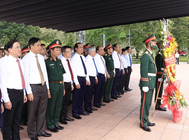 Chủ tịch nước dâng hương tưởng nhớ các Anh hùng liệt sĩ tại Di tích quốc gia đặc biệt Thành cổ Quảng Trị  - Ảnh 1.