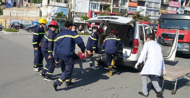 Quảng Ninh: Giải cứu 4 công nhân mắc kẹt do ngạt khí gas dưới cống ngầm - Ảnh 2.