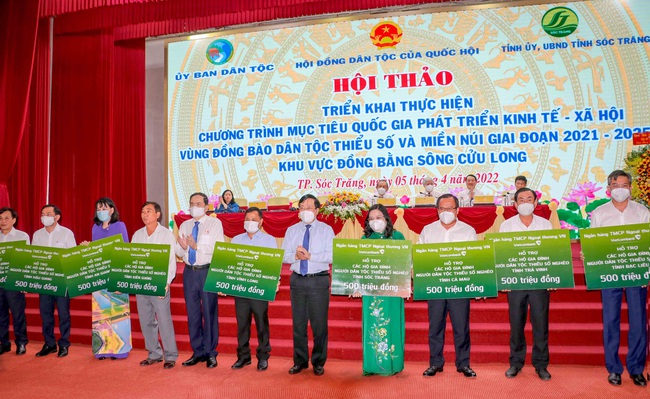 Vietcombank ủng hộ 4,5 tỷ đồng hỗ trợ các hộ gia đình người dân tộc thiểu số nghèo tại 9 tỉnh Đồng bằng Sông Cửu Long - Ảnh 1.
