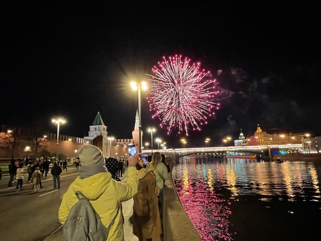Ngắm pháo hoa Ngày Chiến thắng 9/5 ở thủ đô Moscow, Nga - Ảnh 1.