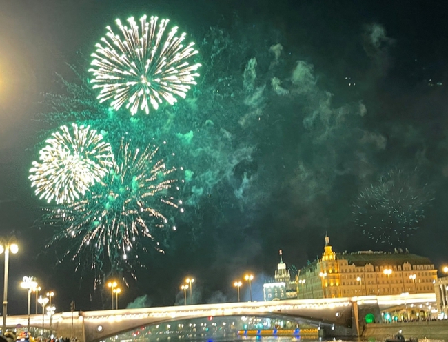 Ngắm pháo hoa Ngày Chiến thắng 9/5 ở thủ đô Moscow, Nga - Ảnh 2.
