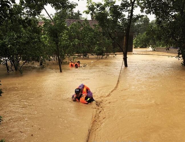 Lạng Sơn: Giải cứu nhiều người bị mắc kẹt do mưa lũ  - Ảnh 1.
