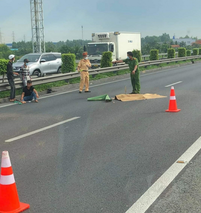 Tiền Giang: Một phụ nữ đi bộ vào đường cao tốc bị tai nạn tử vong - Ảnh 1.