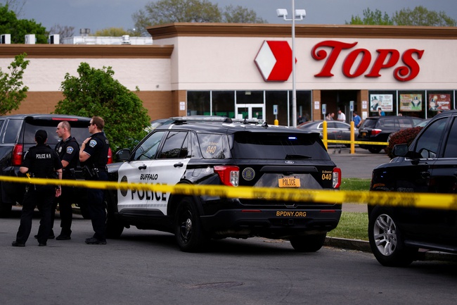 Ít nhất 10 người thiệt mạng trong vụ xả súng ở một siêu thị ở New York, Mỹ - Ảnh 1.