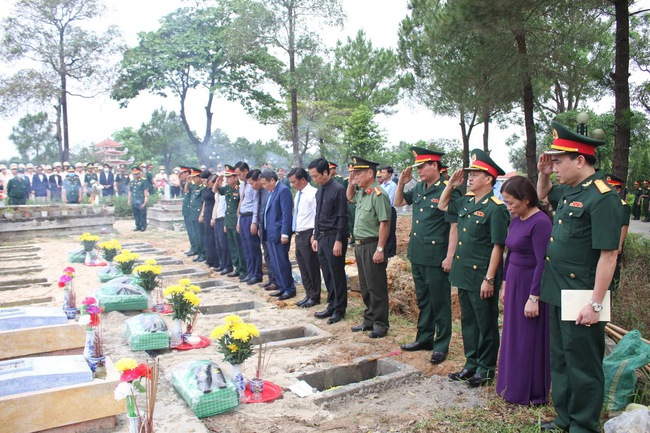 Quảng Trị truy điệu và an táng hài cốt liệt sĩ hy sinh tại nước Lào - Ảnh 2.