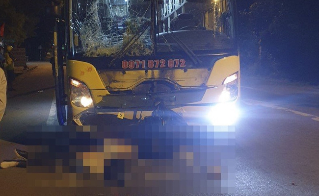 Bình Định: Va chạm với xe khách, 3 người ngồi trên xe máy tử vong - Ảnh 1.