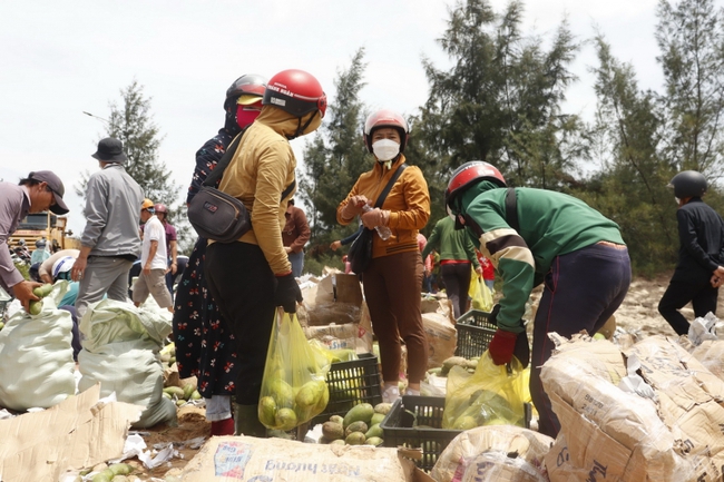 Người dân Quảng Bình giúp tài xế xe tải chở trái cây bị lật nhào trên Quốc lộ - Ảnh 2.