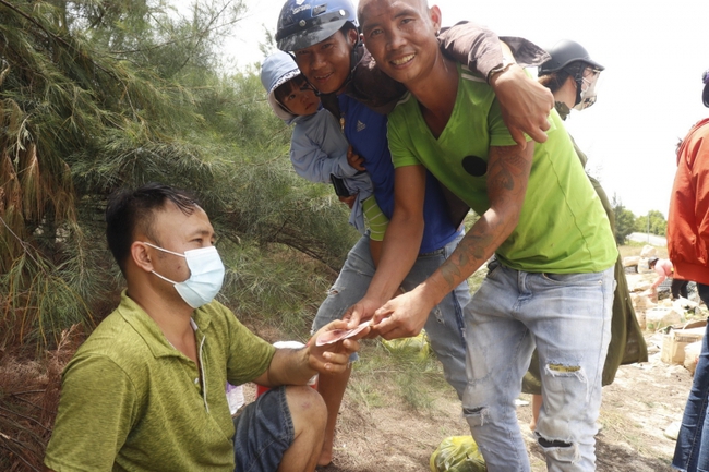 Người dân Quảng Bình giúp tài xế xe tải chở trái cây bị lật nhào trên Quốc lộ - Ảnh 3.